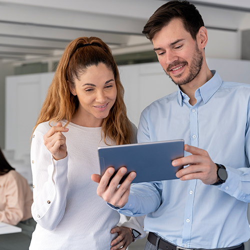 Imagen de empleados mirando una tablet