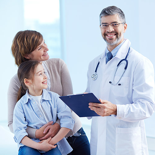 Imagen de madre e hija acudiendo a consulta