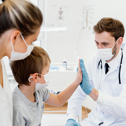 Imagen de médico atendiendo a niño